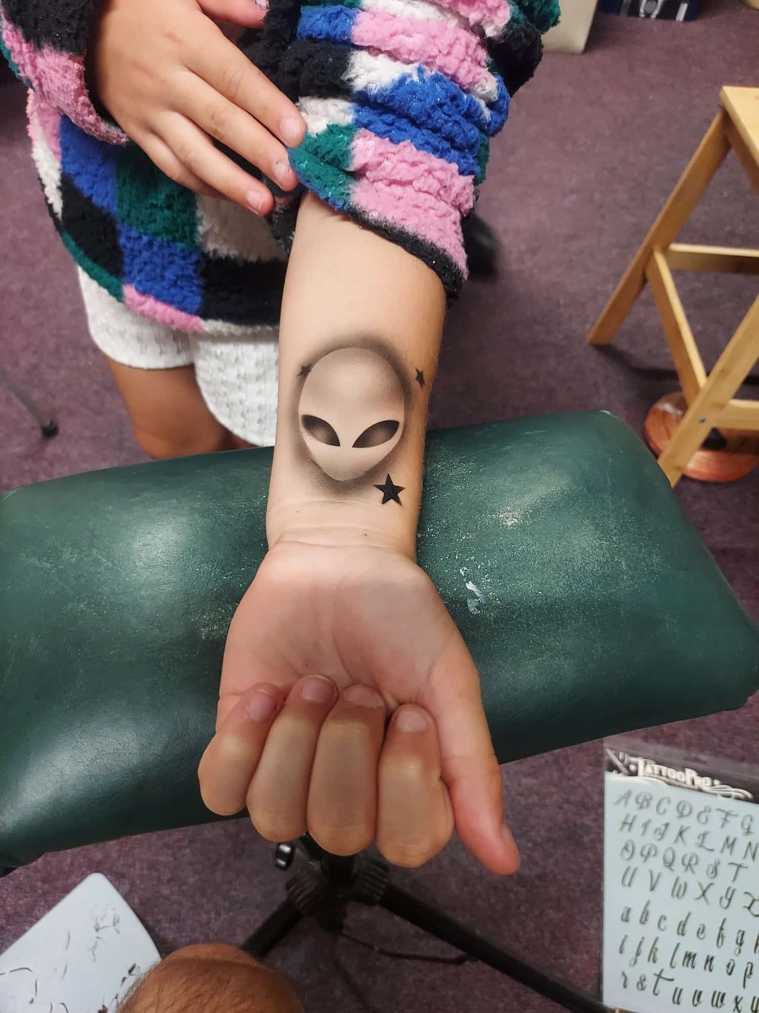Realistic 3D alien & stars airbrush tattoo! 👽 Safe, vegan kid's ink. Book your party! #alientattoo